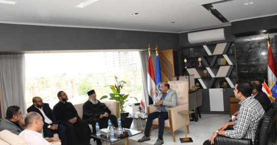وفد من الكنيسة الكاثوليكية يهنئ محافظ أسوان بمناسبة المولد النبوى الشريف