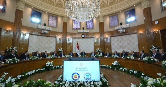 الرئيس السيسي يستمع لشرح رئيس جامعة الإسكندرية عن ربط البحث العلمى بالصناعة
