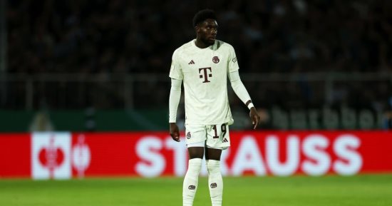 إيقاف مباراة بايرن ميونخ ضد بروسيا مونستر بسبب إلقاء كرات تنس وتفاح.. فيديو