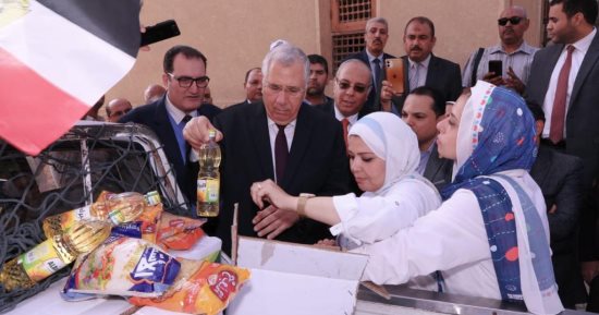 "الزارعة" تنفذ توجيهات الرئيس وتطلق أكبر قافلة متحركة للسلع الغذائية بشمال سيناء.. كراتين وحلوى المولد النبوى للأهالى مجاناً.. تخفيضات 50% على السلع الغذائية.. البيض بـ70 جنيها والطماطم والبصل بـ10 جنيهات