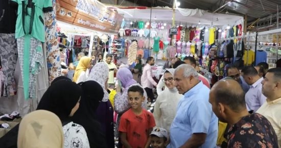محافظ الوادى الجديد يتفقد معارض المستلزمات المدرسية المخفضة بالخارجة