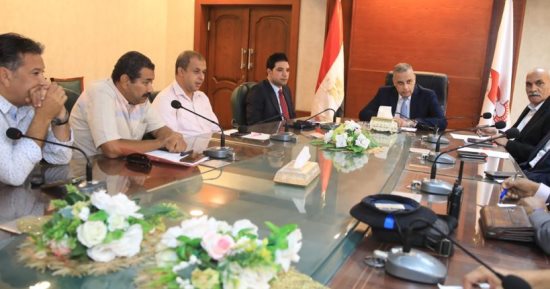 محافظ سوهاج يبحث موقف السلع التموينية وتوفير المستلزمات المدرسية بأسعار مخفضة