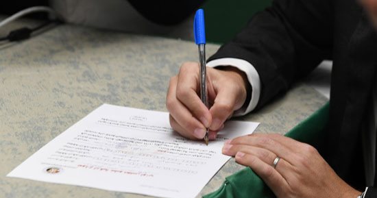 مجلس النواب يستقبل الأعضاء للتوقيع على نماذج تزكية مرشحى انتخابات الرئاسة.. المستشار أحمد مناع: الأمانة العامة أتاحت النماذج.. وبرلمانيون يؤكدون: نشهد كما من الإنجازات والمشروعات القومية ونقف خلف الرئيس السيسى