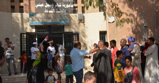 المصريون يقولون كلمتهم.. المواطنون بالآلاف أمام الشهر العقاري لعمل توكيلات تأييد للرئيس السيسى.. فيديو
