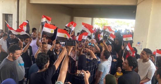 انطلاق ماراثون الانتخابات الرئاسية رسميا.. آلاف المواطنين أمام مكاتب توثيق الشهر العقارى لتحرير توكيلات للمرشحين.. 217 مكتبا لخدمة المواطنين بالمجان وعملها يمتد حتى 4:30 مساء.. ونتيجة الجولة الأولى 18 ديسمبر 
