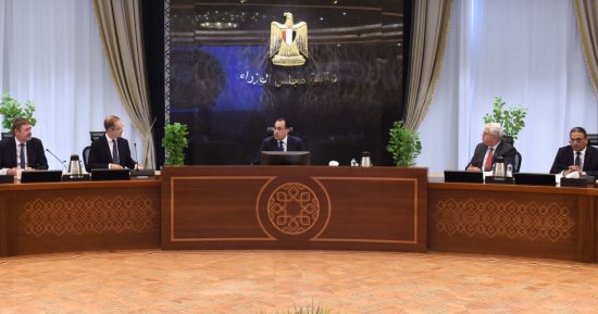 رئيس الوزراء يلتقي وفدا بريطانيا لبحث التعاون والاستثمار في التعليم العالي