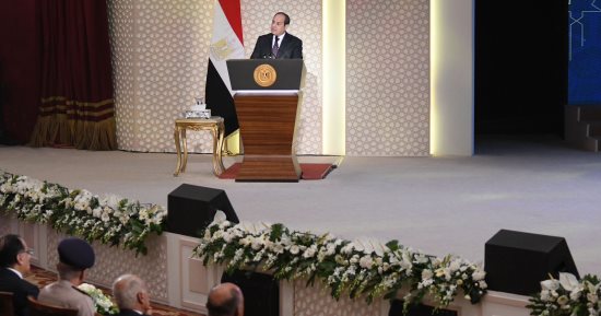 الرئيس السيسى فى كلمته بالاحتفال بالمولد النبوى: فى سيرة حياة النبى قيم مجردة عابرة للزمان والمكان.. والـ8 سنوات الأخيرة من العمل أثمرت صلابة وصمودا كبيرا لدى اقتصادنا القومى.. والصعاب الحالية إلى زوال قريبا