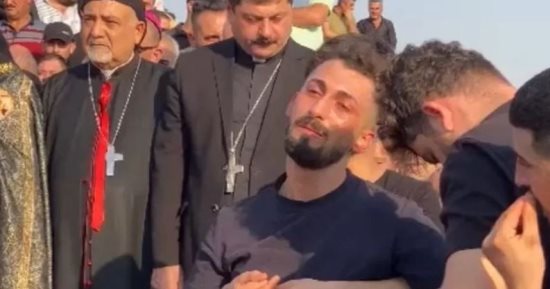 انهيار وبكاء عريس فاجعة حريق الحمدانية بالعراق لحظة دفن الضحايا.. صور