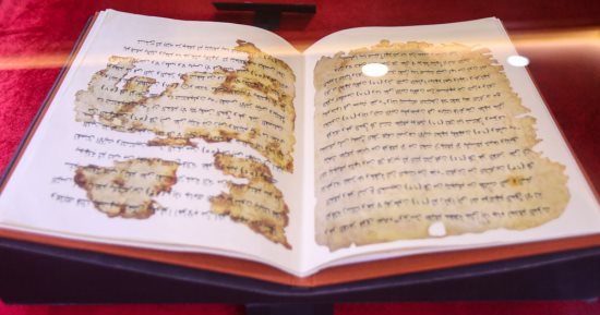 مرممو المصحف الحجازى يكشفون مراحل ترميم أقدم النسخ القرآنية بالعالم 