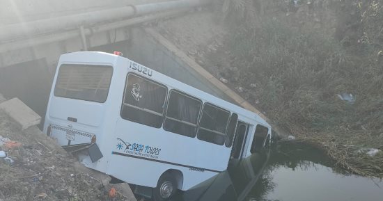 إصابة 10 أشخاص فى انقلاب ميكروباص على رافد الطريق الدولي بكفر الشيخ