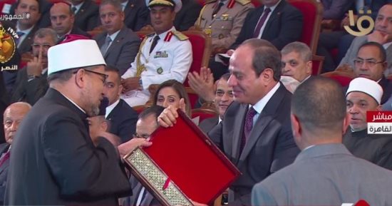 وزير الأوقاف يهدى الرئيس السيسي موسوعة الثقافة الإسلامية باحتفالية المولد 