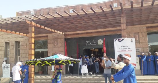 الأقصر تحتفل بيوم السياحة العالمى بالتنورة وورود للسياح بمعبد الكرنك