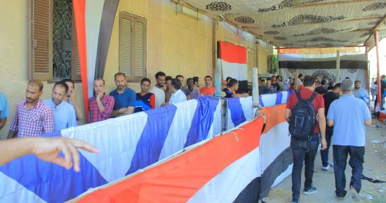 طوابير المواطنين بمصر الجديدة وعين شمس لإجراء توكيلات الانتخابات الرئاسية.. صور