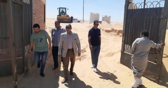  إزاحة الرمال من محيط مدرستين بوسط سيناء استعدادا للعام الدراسى 
