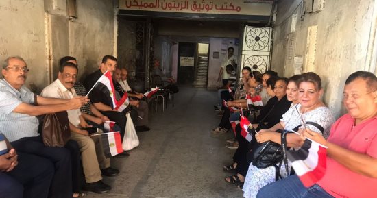 إقبال المواطنين بالزيتون ومصر الجديدة لتوثيق توكيلات انتخابات الرئاسة.. صور