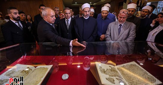 "اليوم السابع" يجرى حوارا مع رئيس دار الكتب والوثائق حول تفاصيل ترميم المصحف الحجازى أقدم النسخ القرآنية بالعالم.. أسامة طلعت: النسخة عمرها 1400 عام.. ويرجح أنها كتبت فى عصر الرسول أو الخلفاء الراشدين.. صور