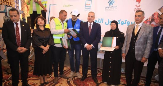 محافظ سوهاج يسلم 65 مشروعًا تنمويًا و15 كشكًا للفئات الأولى بالرعاية