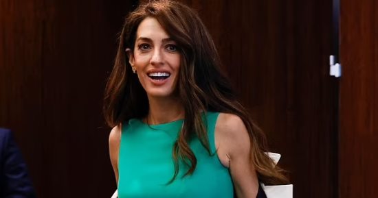إطلالة أمل كلونى أثناء حضورها عرض أزياء فى نيويورك.. صور