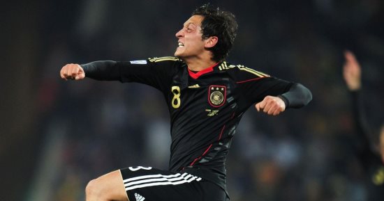 جول مورنينج.. صاروخية أوزيل تقود ألمانيا لثمن نهائى مونديال 2010