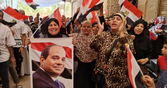 إقبال المواطنين على الشهر العقاري بالهرم لعمل توكيلات الانتخابات الرئاسية