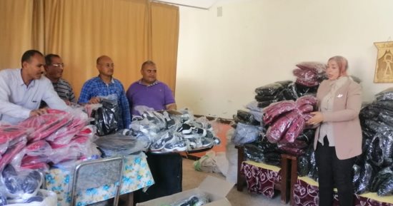 تسليم مستلزمات مدرسية للطلاب الأكثر احتياجا بإدارة دشنا فى قنا