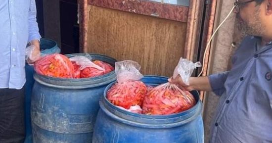 ضبط 7 أطنان مخللات وملح طعام غير صالحة للاستهلاك خلال حملة فى بنها