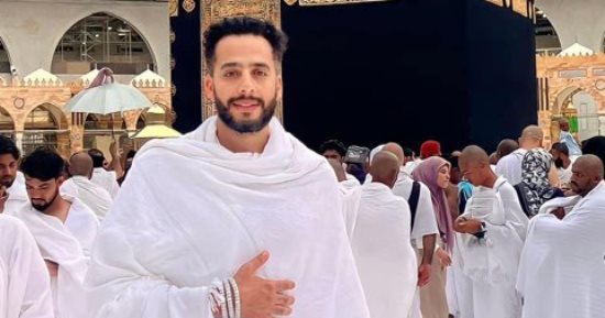 عصام السقا يحتفى بالمولد النبوى بصورة من أمام الكعبة: ذڪرى النبي تحيينا