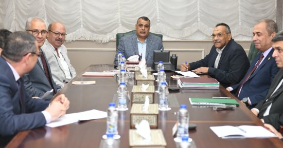 وزير الإنتاج الحربى يبحث موقف العقود الخاصة بعدد من المشروعات 