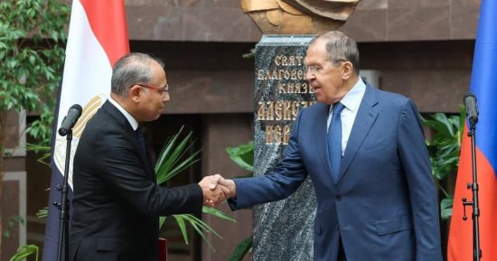 لافروف وسفير مصر لدى موسكو يفتتحان معرضاً للصور والوثائق