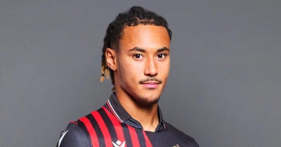 صدمة عاطفية تهدد حياة لاعب نيس الفرنسى.. صور