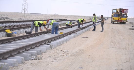 القطارات تعبر من جديد لسيناء وتعيدها لحضن النيل.. إنشاء كوبرى مزدوج أعلى قناة السويس الجديدة.. إعادة إنشاء السكة الحديد بعد سرقتها في 2001 ومدها للعريش بطول 275 كم.. وتخصيص قطار للركاب وآخر للبضائع.. صور