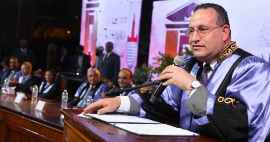 رئيس جامعة الإسكندرية يشهد حفل تخريج الدفعة 77 بكلية الهندسة  