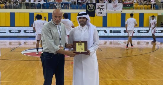 رئيس الاتحاد القطري يكرم أحمد مرعي مدرب سلة الزمالك