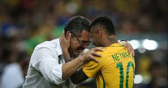 ميكالي يتلقى هدية من البرازيلي نيمار
