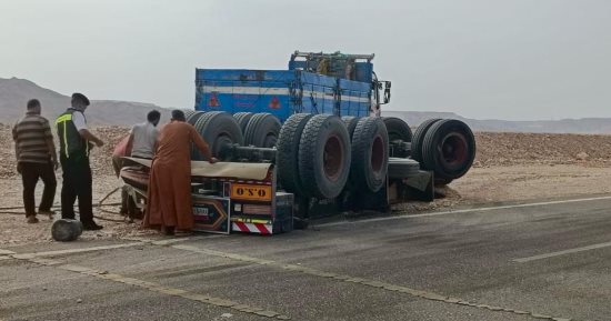 انقلاب سيارة نقل على الصحراوى الشرقى 