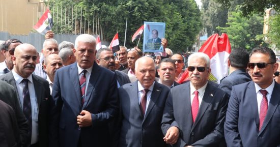 رفعوا الأعلام وصور السيسي.. معلمون ينظمون مسيرة على كوبرى قصر النيل لتأييد الرئيس فى الانتخابات