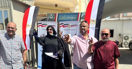 توافد كبير للجالية المصرية بالكويت لتوثيق توكيلات للرئيس السيسى.. صور