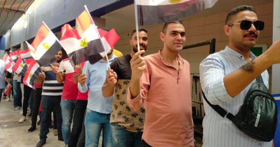 مئات المواطنين يتوافدون بالمرج والنزهة لتحرير توكيلات الانتخابات الرئاسية.. صور