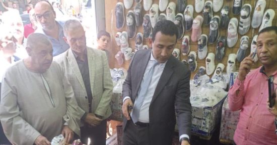 حملات تفتيش مكثفة على الأسواق والمحال التجارية بالعريش وإعدام مواد غذائية فاسدة