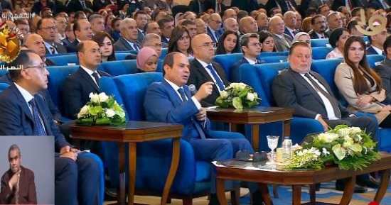 الرئيس السيسي: نعمل على تقارب الإيرادات والمصروفات من خلال دعم قطاع الصناعة