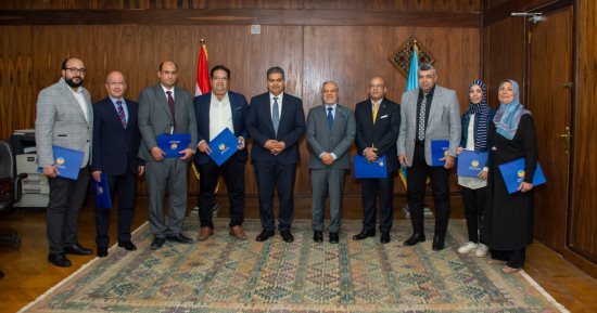 مجلس جامعة طنطا يكرم الفريق الطبي المشارك في تركيب جهاز محفز خلايا المخ