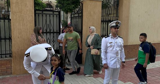 رجال الشرطة فى استقبال طلاب بورسعيد بأول أيام العام الدراسى.. صور
