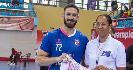 ياسر سيف يفوز بجائزة أفضل لاعب فى مباراة الأهلى وبى إم سى الكونغولى