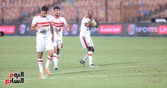 لاعبو الزمالك يحتفلون مع الجماهير بالفوز على أرتا سولار