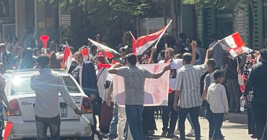 مواطنون يتوافدون بكثافة لعمل توكيلات للرئيس السيسي لليوم السابع على التوالى