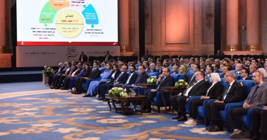 الرئيس السيسي: البترول والغاز والكهرباء لو تدار استثماريا تحقق مليارات فى البورصة.. لدينا 17 مليون مشترك يحصلون على الكهرباء بربع ثمنها فى مصر.. لما توقفت الشركات عن الاستثمار فى 2011 تراجع الإنتاج