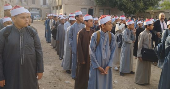 عمائم وجلابيب الطلاب تزين معاهد الأزهر بقنا في أول يوم دراسي.. صور