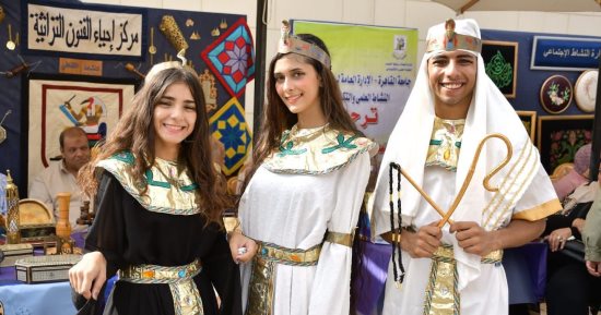 ملابس فرعونية.. طلاب مركز إحياء الفنون بجامعة القاهرة يستقبلون الطلاب الجدد