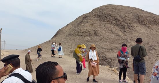 أفواج صينية تزور هرم هوارة فى الفيوم