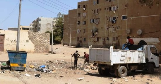 رفع 320 طن تراكمات قمامة وأتربة من شوارع مدينة أسوان.. صور